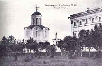 Это На княжем дворе жила дружина, на епископском дворе- клевреты
